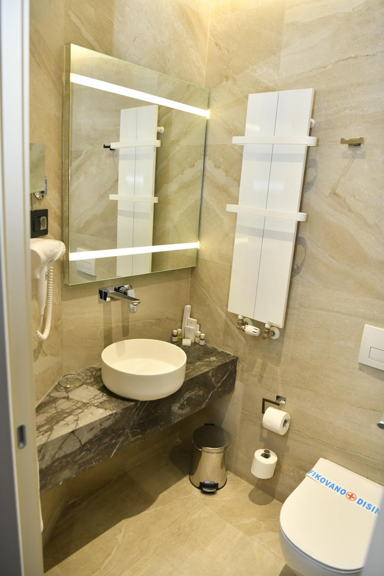 Hotel Zeneva Lux كراغوييفاك المظهر الخارجي الصورة